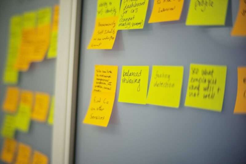 Post-Its werden zur Planung von Security-Sprints genutzt