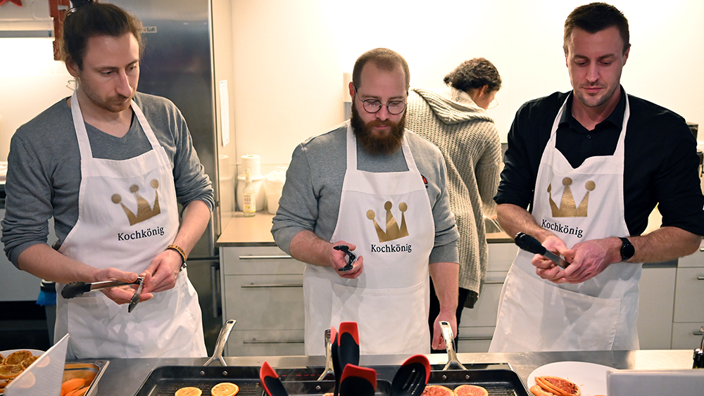 Weihnachtsfeier 2021: Constantin, Kevin und Jan bereiten die Vorspeise zu