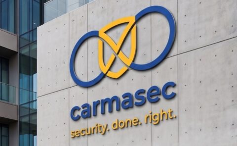 Logo carmasec auf einem industriellen Bürogebäude.