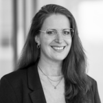 Schwarzweißes Porträtfoto von Anja Missenberger, Head of Marketing bei der carmasec.
