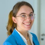 Porträtfoto von Elina Romschinski, HR-Managerin bei der carmasec. Freundlich lächelnd.