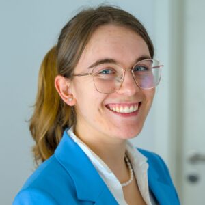 Porträtfoto von Elina Romschinski, HR-Managerin bei der carmasec. Freundlich lächelnd.