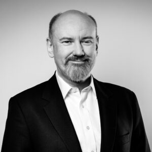 Schwarzweißes Porträtfoto von Carsten Marmulla, Managing Partner & Senior Trusted Advisor bei der carmasec.