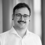 Schwarzweißes Porträtfoto von Dennis Miara, Senior Security Consultant bei der carmasec.
