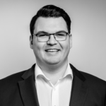 Schwarzweißes Porträtfoto von Dominik Sturm, Senior Security Consultant bei der carmasec.