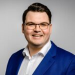 Porträtfoto von Dominik Sturm, Senior Security Consultant bei der carmasec.