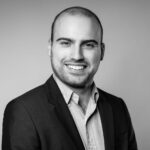 Schwarzweißes Porträtfoto von Nicolas Cop, Security Consultant bei der carmasec.