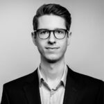 Schwarzweiss Porträtfoto von Pascal Waffenschmidt, Senior Security Consultant bei der carmasec.
