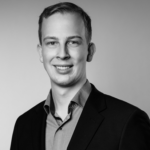 Schwarzweißes Porträtfoto von Robin Südkamp, Security Consultant bei der carmasec.