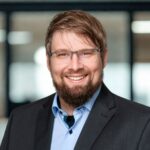 Lächelndes Porträtfoto von Simon Decker, Security Consultant bei der carmasec.