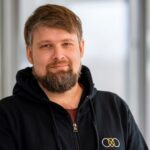 Porträtfoto von Simon Decker, Security Consultant bei der carmasec.