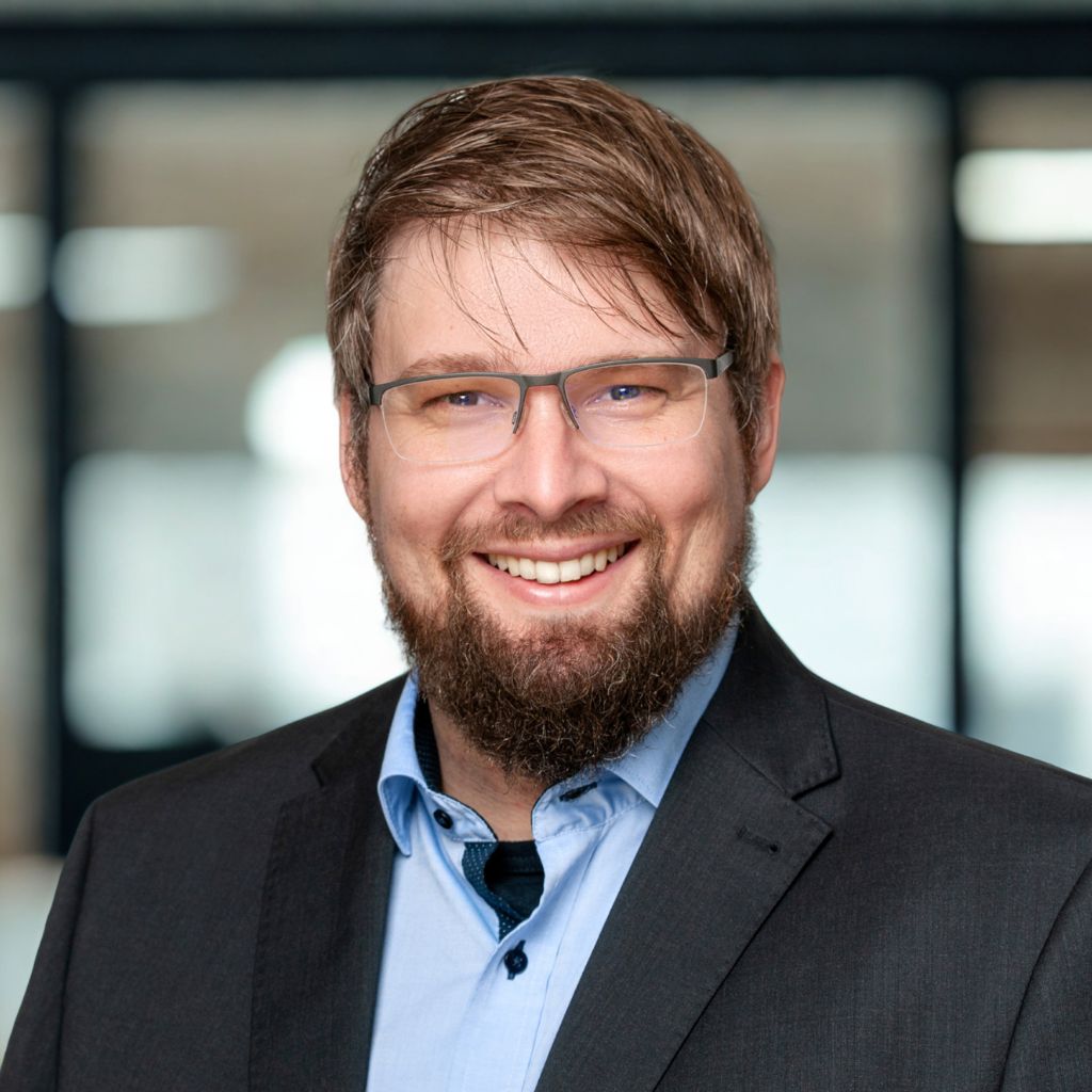 Lächelndes Porträtfoto von Simon Decker, Security Consultant bei der carmasec.