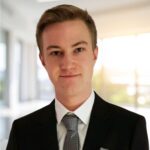 Profilbild Fabian Landa, mit schwarzem Anzug und weissem Hemd.