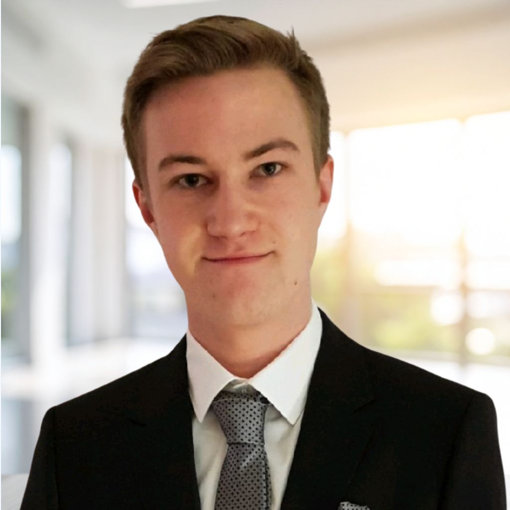 Profilbild Fabian Landa, mit schwarzem Anzug und weissem Hemd.