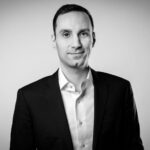 Schwarzweißes Porträtfoto von Holger Kühlwetter, Senior Security Consultant bei der carmasec