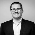 Schwarzweißes Porträtfoto von Jan Sommer, Security Consultant bei der carmasec