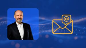 Newsletter anmeldung mit Icon als Briefumschlag und Carsten Marmulla lächelnd im Anzug.