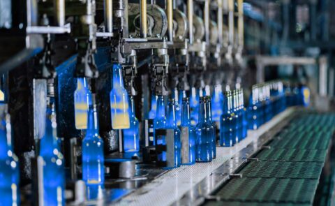 Automatisierte Abfüllanlage mit laufenden Glasflaschen in der Industrie